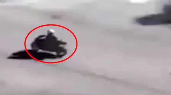 فیلم تصادف هولناک موتورسوار فراری با سرعت 160 کیلومتر / راننده در هوا جان داد