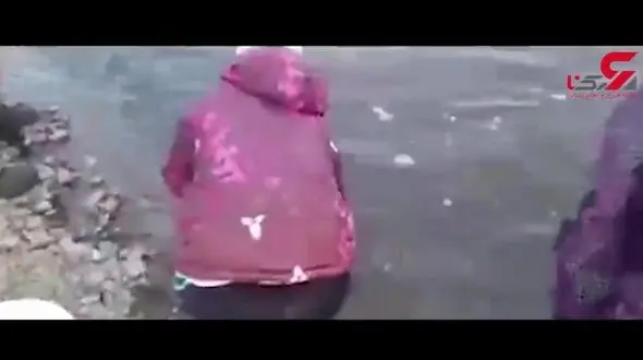 از این رودخانه با دست چندتا چندتا ماهی بگیرید! + فیلم 