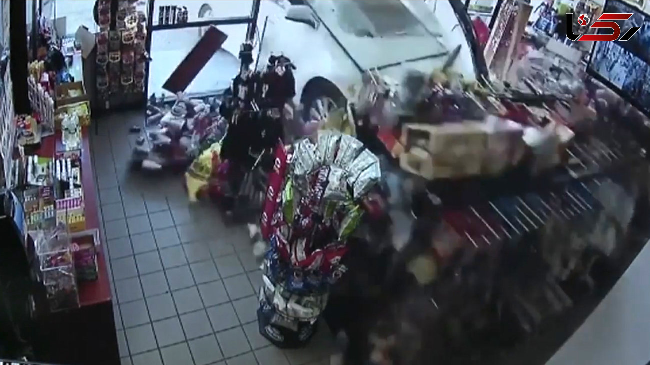 راننده زن با خودرو به داخل سوپرمارکت رفت ! / فرار خارق العاده یک مرد از مرگ + فیلم