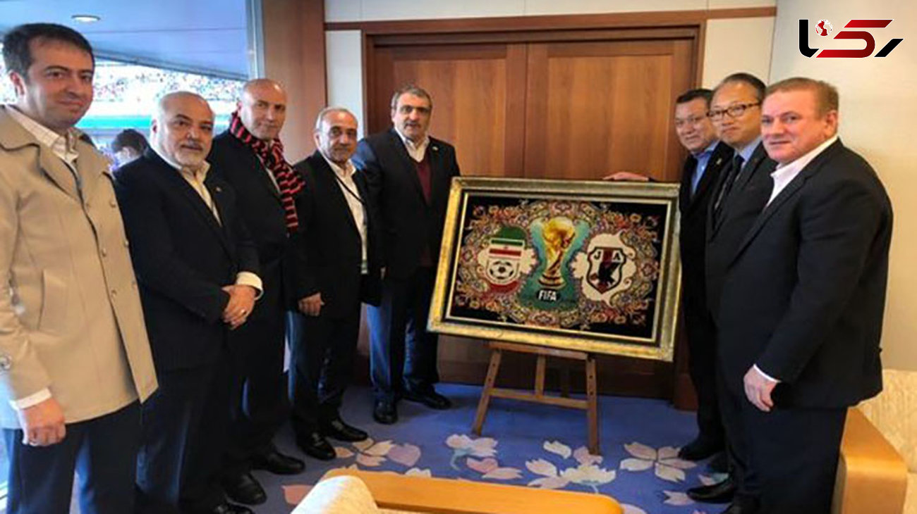 اهدای تابلو فرش دستبافت ویژه جام جهانی روسیه به رئیس فدراسیون فوتبال ژاپن 