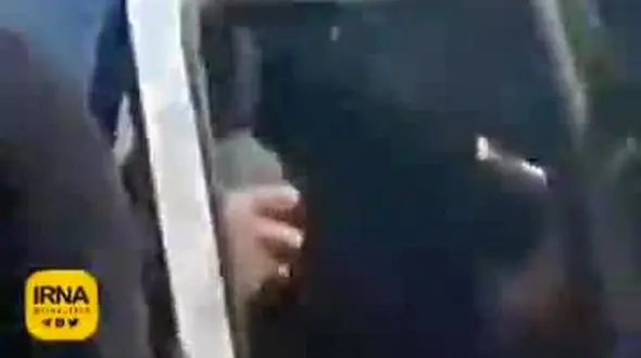 فیلم هولناک از لحظه حمله اغتشاشگران به ماشین پلیس / 3 مامور به شدت مجروح شدند