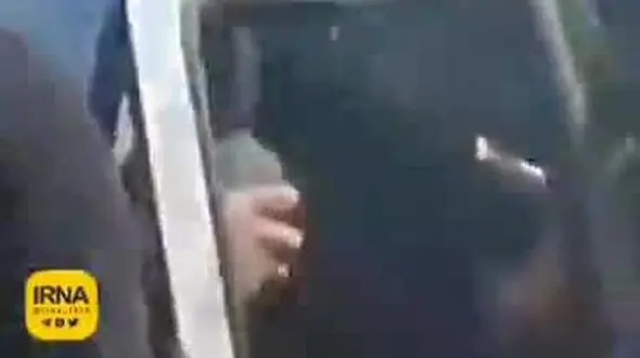 فیلم هولناک از لحظه حمله اغتشاشگران به ماشین پلیس / 3 مامور به شدت مجروح شدند