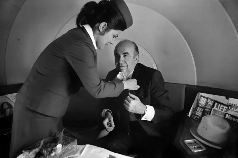 در جریان سفرانتخاباتی به یزد خدمه هواپیما یک گل ارکیده در جیب هویدا می گذارد.