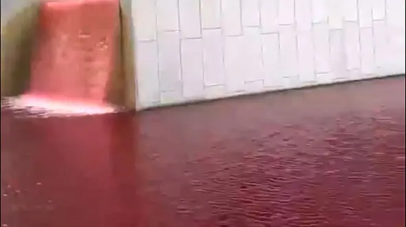 آبنمای سفارت آمریکا در لندن به خون تبدیل شد