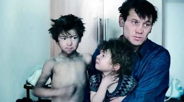 نجات جان 3 کودک از میان زباله های خانه مخروبه+عکس