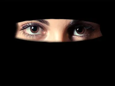 فیلم‌برداری زن محجبه از اقدام غیر اخلاقی با خودش در یک فروشگاه + فیلم