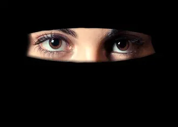 فیلم‌برداری زن محجبه از اقدام غیر اخلاقی با خودش در یک فروشگاه + فیلم