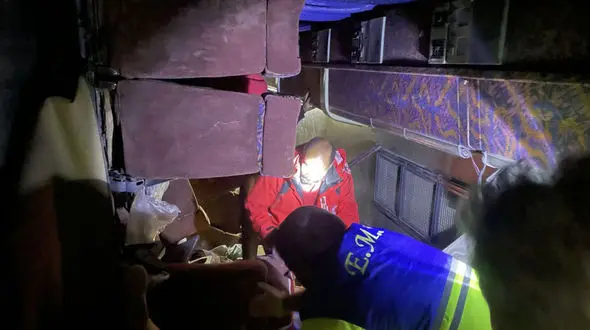 توضیحات سرپرست فرمانداری شهرستان کرمان درباره حادثه واژگونی اتوبوس دختران دانش‌آموز 