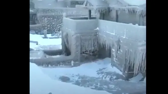 ببینید / تصاویر تکان دهنده و تلخ از مرگ مردم آمریکا و مدفون شدن زیر برف و یخبندان + فیلم 