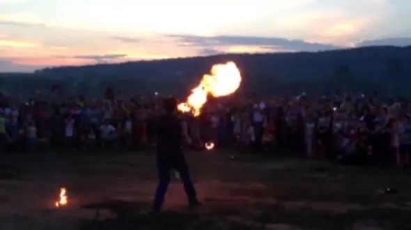 فیلم لحظه آتش گرفتن یک جوان هنگام نمایش آتش بازی + عکس