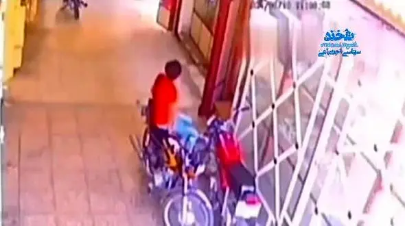 این فیلم همه را شوکه کرد / سرقت ماهرانه موتورسیکلت توسط یک پسر بچه 