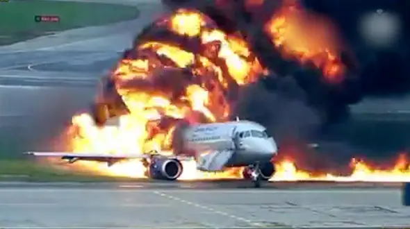 فیلم لحظه فرار معجزه آسای مسافران هواپیمای در محاصره آتش / برای اولین بار منتشر شد