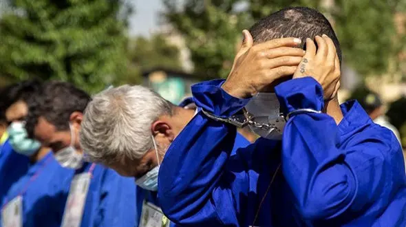 تبادل آتش بین دو طایفه در کارون ! / کلکسیون اسلحه در دست متهمان !