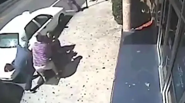 درگیری شدید بین 2 پلیس زن با مرد تبهکار / مردم به کمک این دو زن آمدند +فیلم