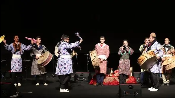 فیلم آواز شاد و رقص لری روی صحنه تالار وحدت حضار رو به وجد آورده / کسی نتونست سرجاش بشینه / ببینید