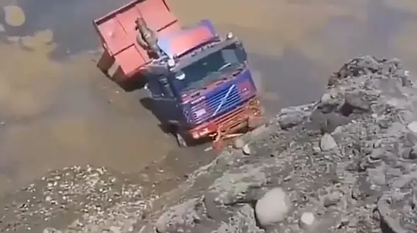 فیلم وحشتناک از رانش زمین / کامیون را بلعید
