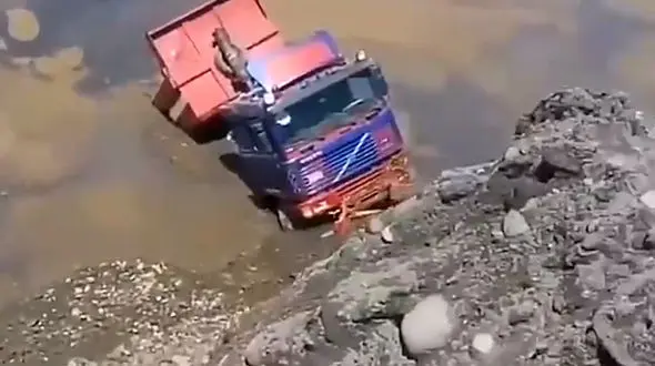 فیلم وحشتناک از رانش زمین / کامیون را بلعید