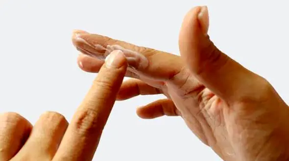 6 روش پاکسازی چسب قطره ای از روی دست + فیلم