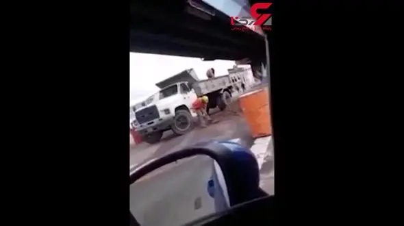 حرکت احمقانه دو کارگر ساختمانی در خیابان+فیلم