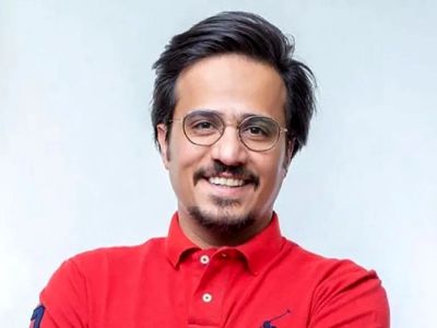 حسین سلیمانی: 13 سالم بود رفتم منیریه کتونی بخرم پولم کم یهویی مردی گفت 50 درصد تخفیف زدیم و آبروم رو خرید .. اون مرد علی دایی بود 