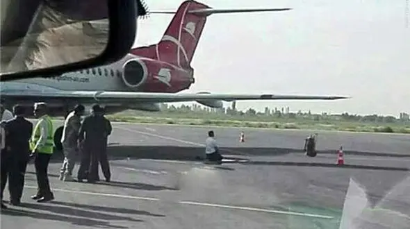 نماز خواندن خلبان در کنار هواپیما پیش از پرواز + عکس جنجالی!