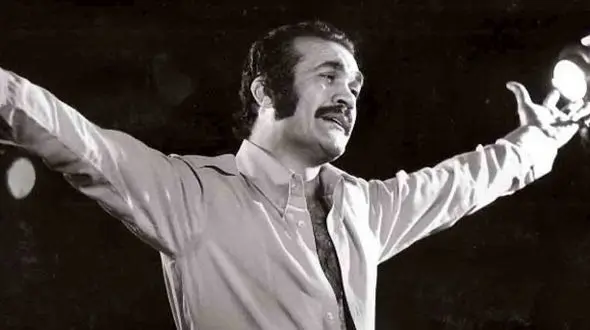 عکس؛ سفر در زمان؛ «فریدون فرخزاد» در حال بازی کردن با سگ خانگی اش در آلمان؛ سال 66