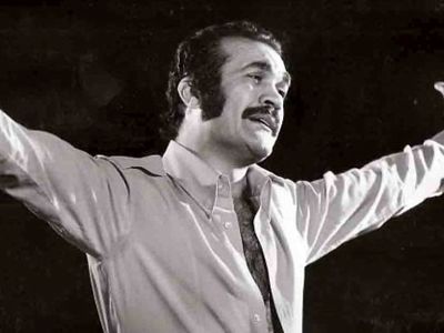 عکس؛ سفر در زمان؛ «فریدون فرخزاد» در حال بازی کردن با سگ خانگی اش در آلمان؛ سال 66