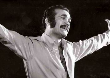عکس؛ سفر در زمان؛ «فریدون فرخزاد» در حال بازی کردن با سگ خانگی اش در آلمان؛ سال 66