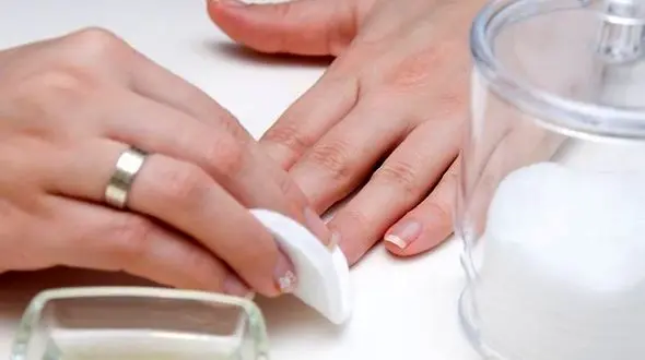  پاک کردن لاک ناخن بدون آستون