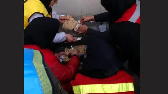 آتش نشان های زن به کمک آتش نشان های مرد در پلاسکو رفتند + عکس 