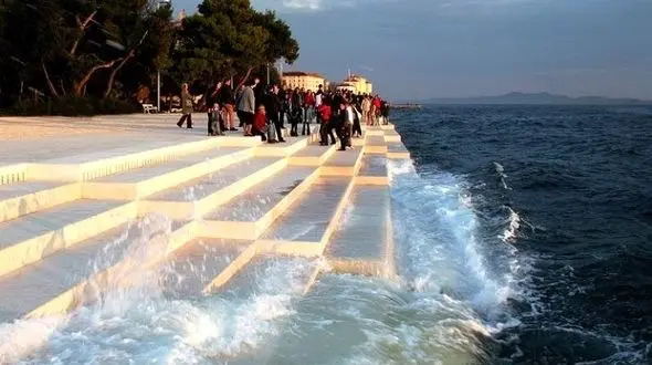 سازی که با امواج دریا به صدا در می‌آید 