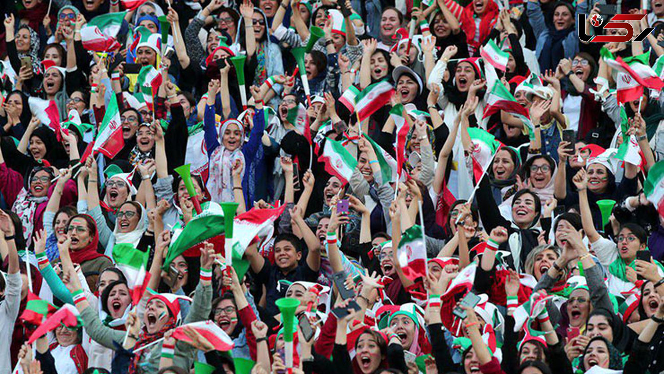 سلفی دختران ایرانی با نماینده فیفا در ورزشگاه آزادی + فیلم