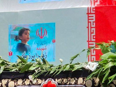 این دختربچه شیرین زبان خوش صدا هم شهید شد + فیلم آواز جگرسوز زهرا 3 ساله 