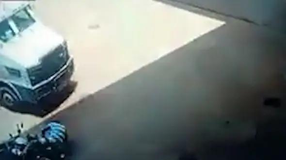 ماشین امداد سر یک موتور سوار را له کرد + فیلم