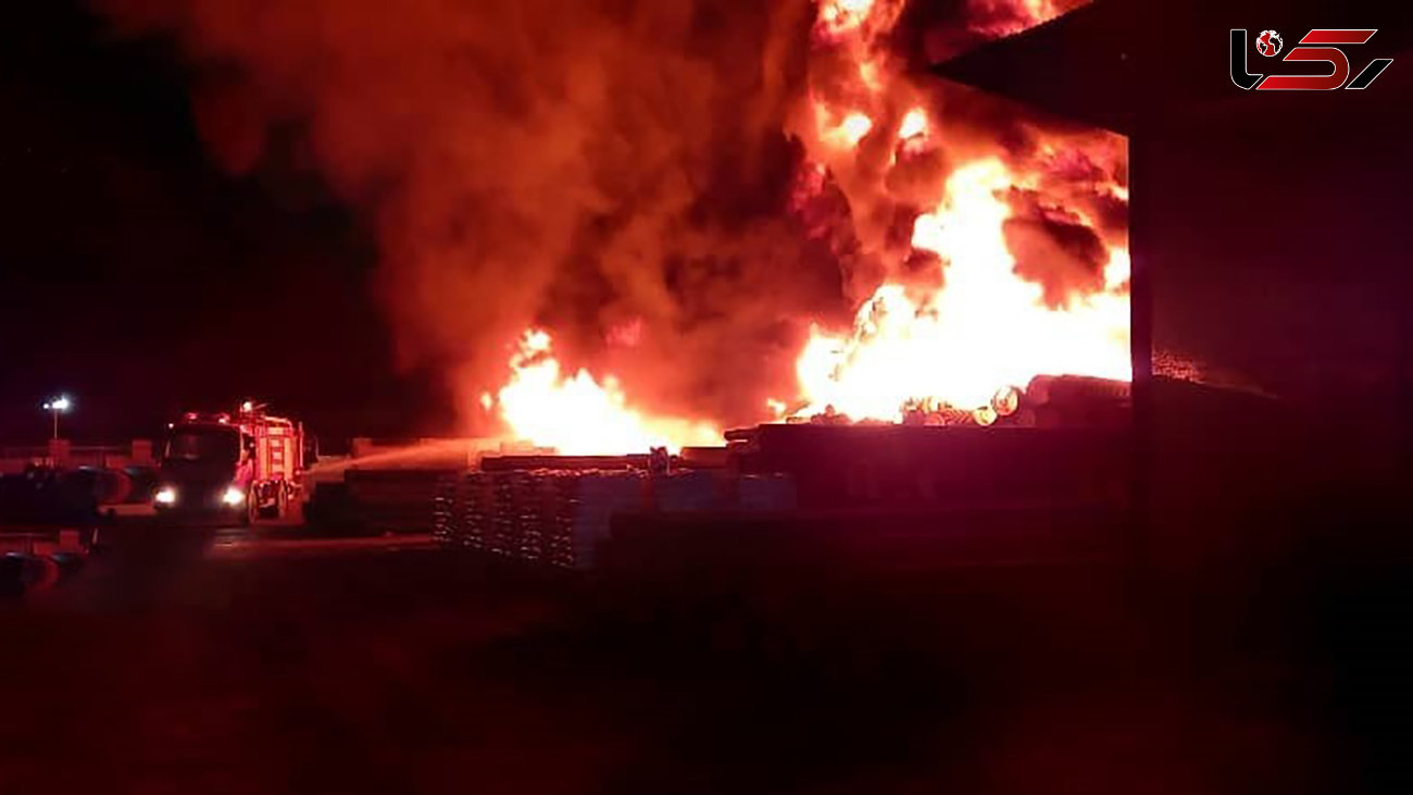 فیلم آتش سوزی هولناک در یک واحد تولیدی شهرک صنعتی گرمسار