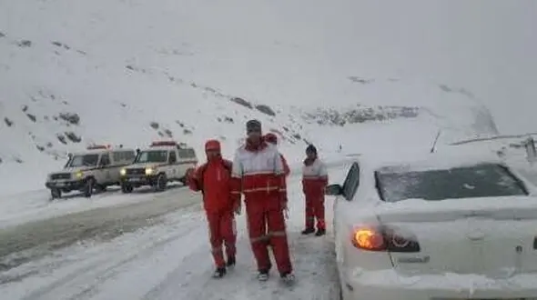 گرفتار شدن سرنشینان حدود 2 هزار و 500 دستگاه خودرو در برف جاده هراز
