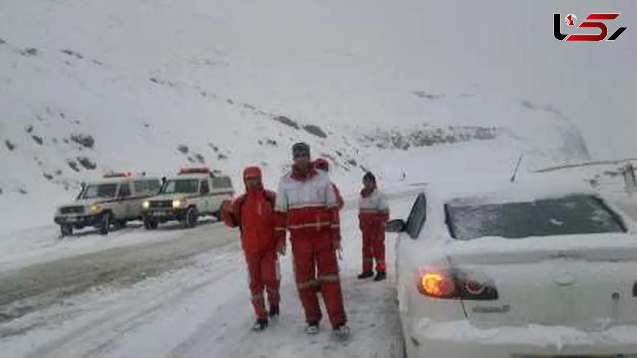 گرفتار شدن سرنشینان حدود 2 هزار و 500 دستگاه خودرو در برف جاده هراز