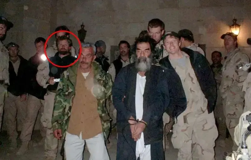 تصاویر ناب دستگیری صدام حسین در مخفیگاهی حقیرانه پس از 22 سال