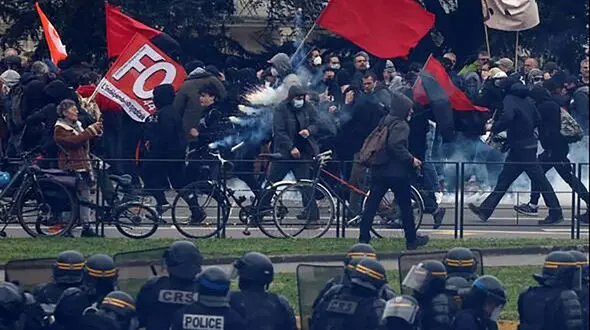 اعتراضات میلیونی در فرانسه از کنترل خارج شد