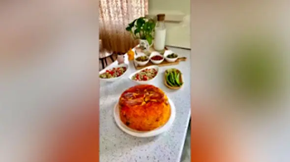 دمی گوجه با ته انداز مرغ زعفرونی + فیلم