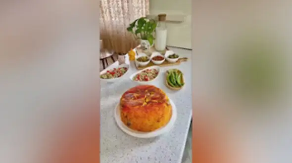 دمی گوجه با ته انداز مرغ زعفرونی + فیلم