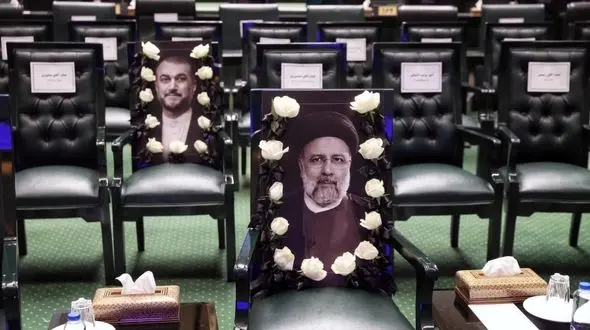 اشک‌های حاضران در افتتاحیه مجلس دوازدهم به یاد رئیس‌جمهور شهید /جای خالی رییس جمهور شهید در مراسم افتتاح مجلس دوازدهم