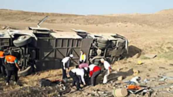 49 کشته و زخمی در تصادف اتوبوس مسافربری با پژو در جاده یاسوج
