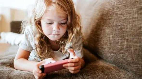 استفاده زیاد از  وسائل دیجیتال 50 درصد رشد منفی جسمی و شناختی برای کودکان ایجاد می کنند