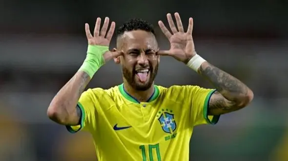 فیلم/ تغییر رفتار نیمار بعد دختردارشدن/ ابرستاره فوتبال برزیل شبیه یک جنتلمن واقعی رفتار کرد!