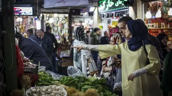 پشت پرده گرانی های بازار تجریش و دستفروشان مسلح! / قیمت های نجومی بخاطر اندکی کیفیت بهتر