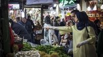 پشت پرده گرانی های بازار تجریش و دستفروشان مسلح! / قیمت های نجومی بخاطر اندکی کیفیت بهتر