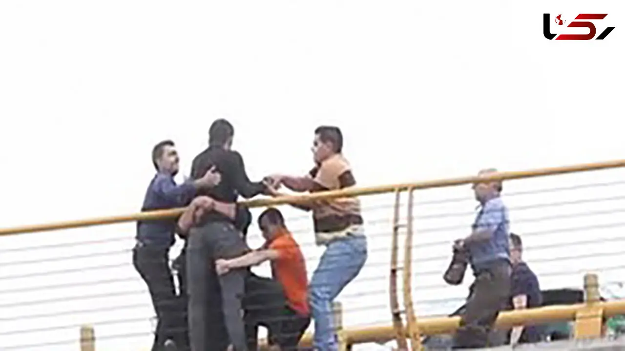 اقدام زیبا و شجاعانه مردم مشهد برای جلوگیری از یک خودکشی+ عکس

