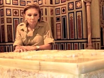 عکس سنگ قبر شاه پهلوی با گرانترین سنگ  /  گریه و چهره ماتم زده فرح دیبا سر قبر !