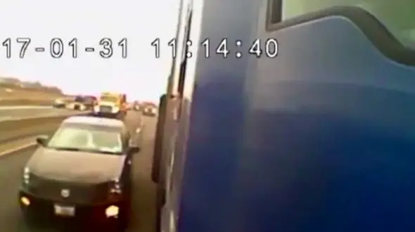 سبقت بی موقع یک ماشین در بزرگراه حادثه آفرید + فیلم